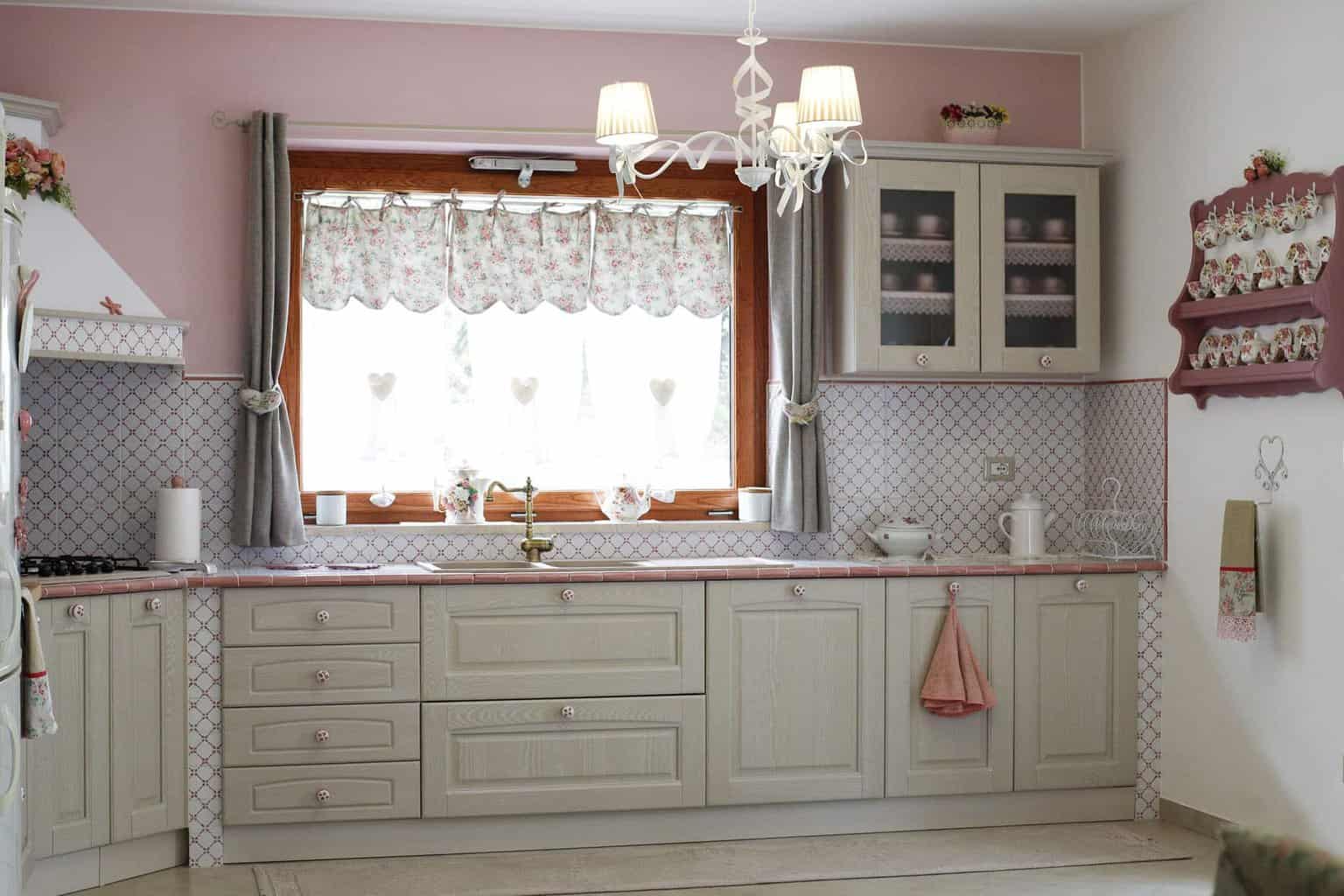 Incantevole e funzionale: una cucina su misura arredata in stile Country Chic 1