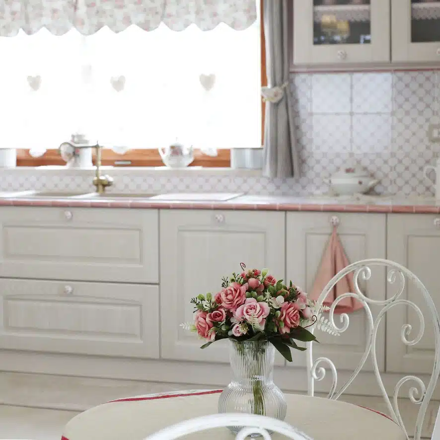 Incantevole e funzionale: una cucina su misura arredata in stile Country Chic 9