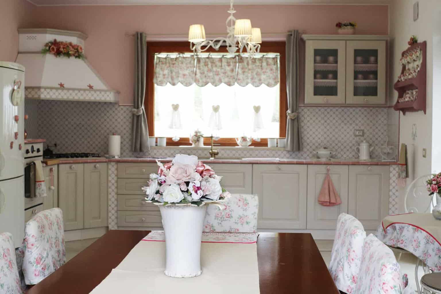 Incantevole e funzionale: una cucina su misura arredata in stile Country Chic 15
