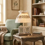Lampada da Tavolo Shabby Chic con Doppio Portafoto Integrato – Base in Legno e Pizzo
