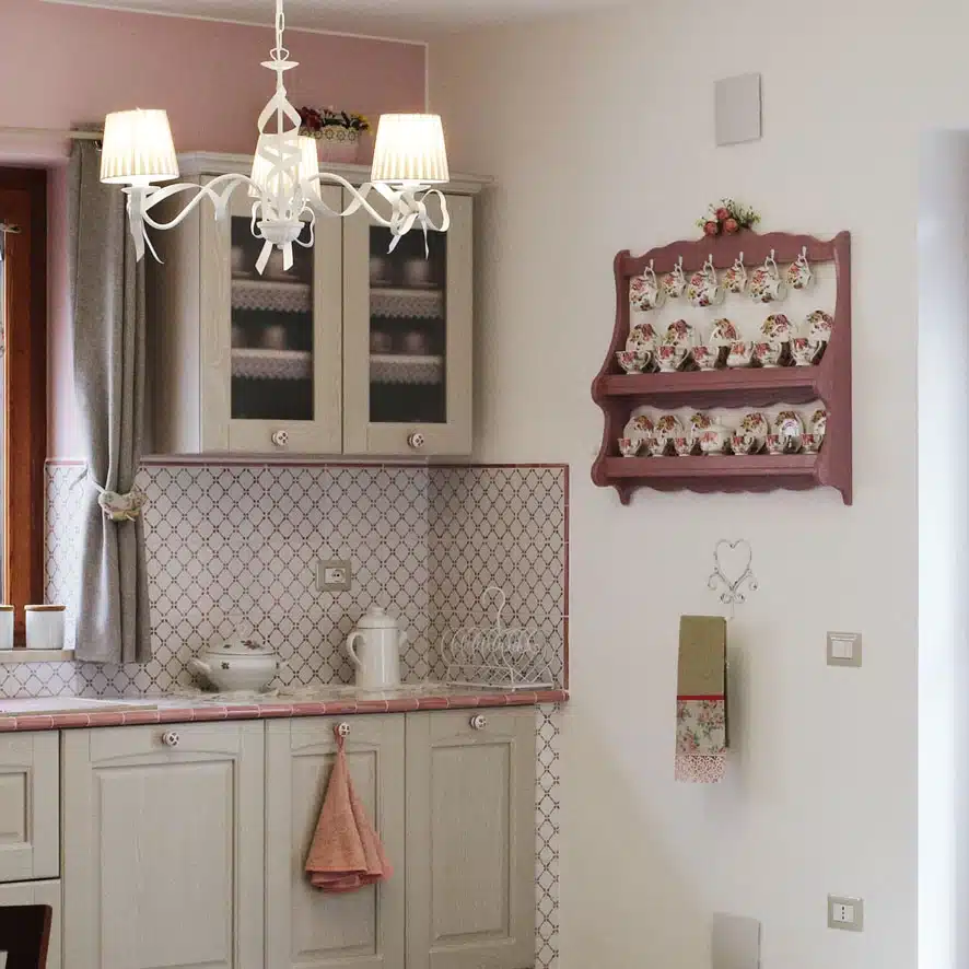 Incantevole e funzionale: una cucina su misura arredata in stile Country Chic 46