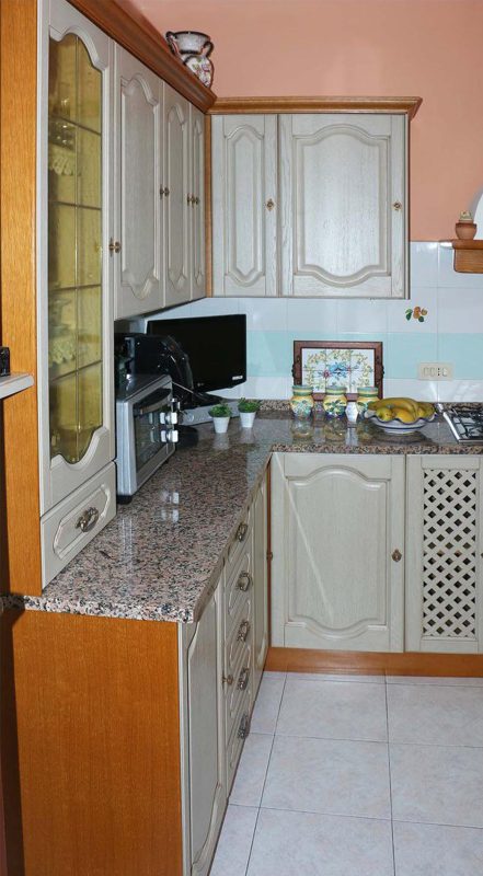 Il restyling di una cucina degli anni '90 può trasformarla completamente, aggiornandola con uno stile più moderno e funzionale. 94