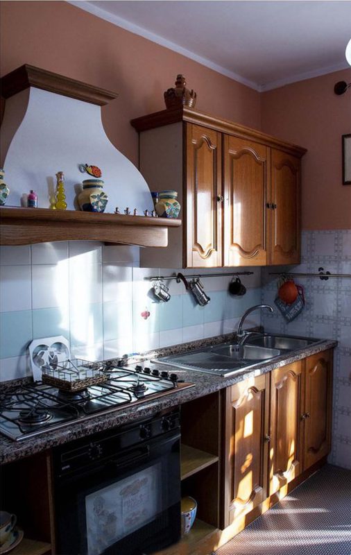 Il restyling di una cucina degli anni '90 può trasformarla completamente, aggiornandola con uno stile più moderno e funzionale. 93