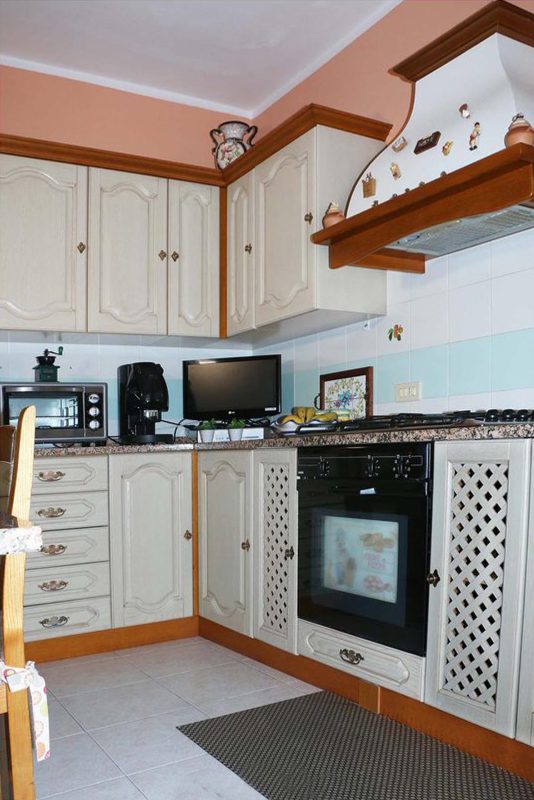 Il restyling di una cucina degli anni '90 può trasformarla completamente, aggiornandola con uno stile più moderno e funzionale. 95