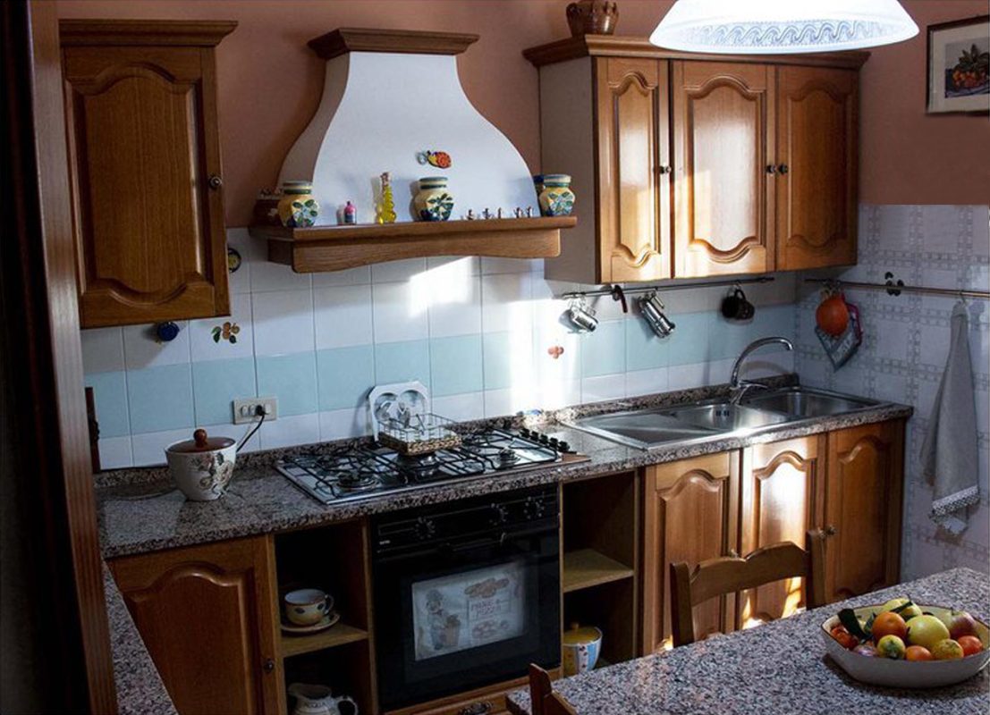 Il restyling di una cucina degli anni '90 può trasformarla completamente, aggiornandola con uno stile più moderno e funzionale. 89
