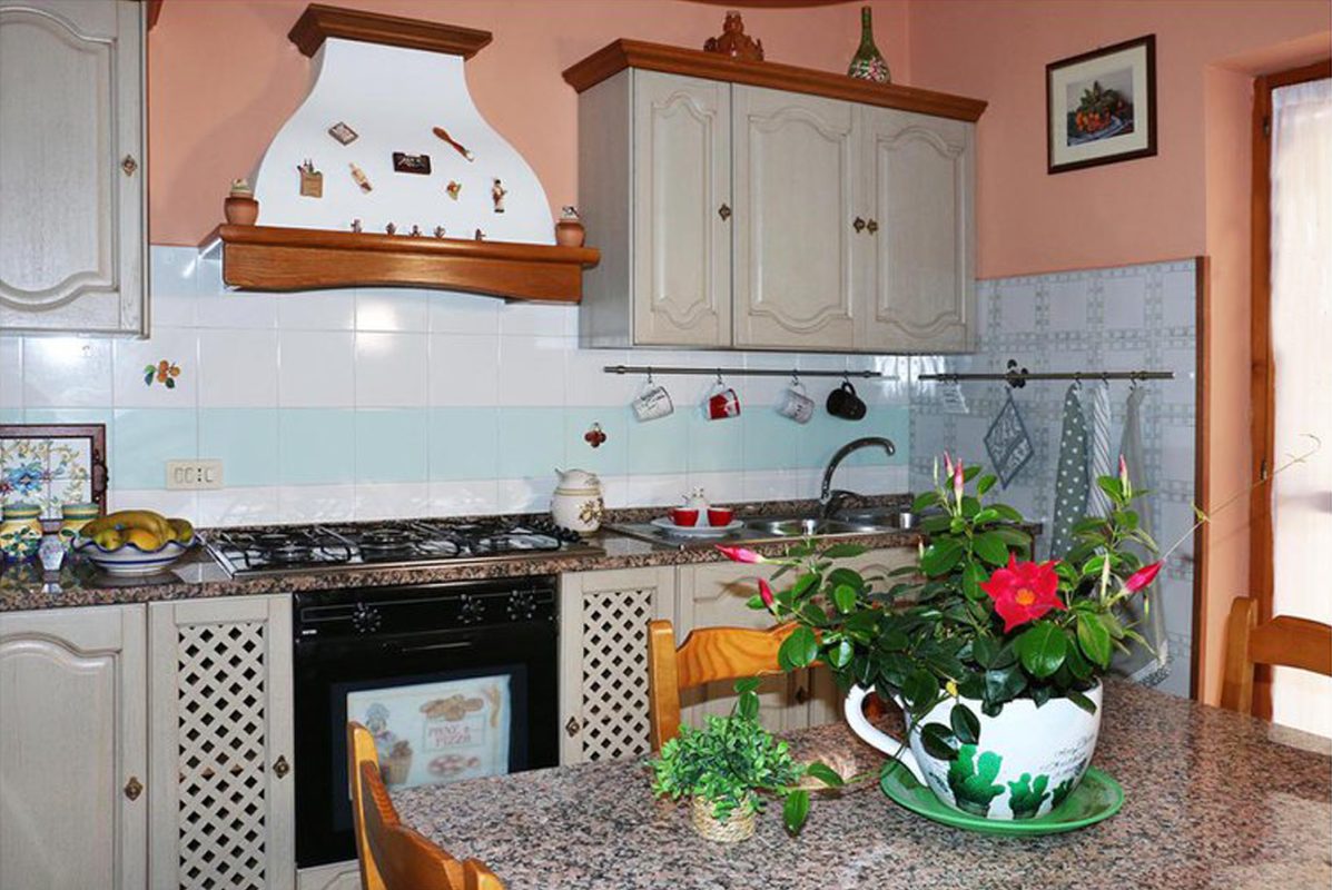 Il restyling di una cucina degli anni '90 può trasformarla completamente, aggiornandola con uno stile più moderno e funzionale. 90