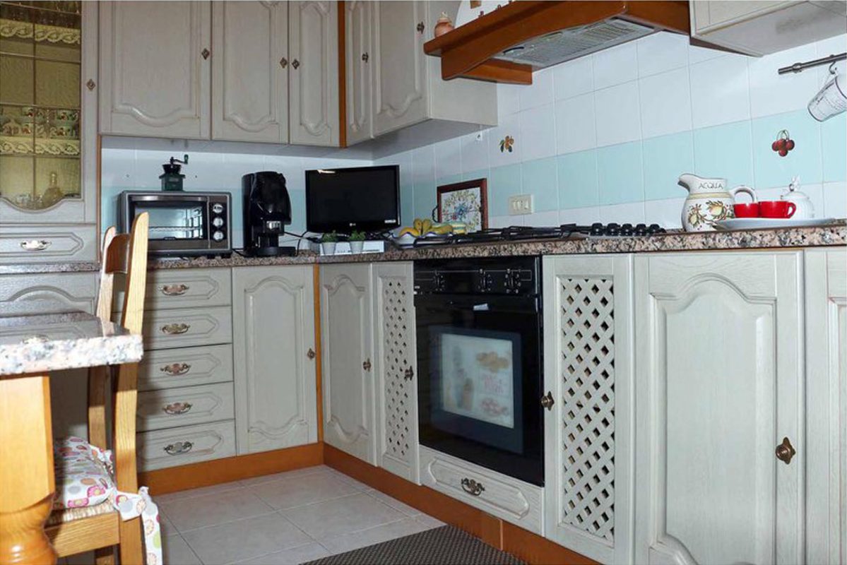 Il restyling di una cucina degli anni '90 può trasformarla completamente, aggiornandola con uno stile più moderno e funzionale. 91