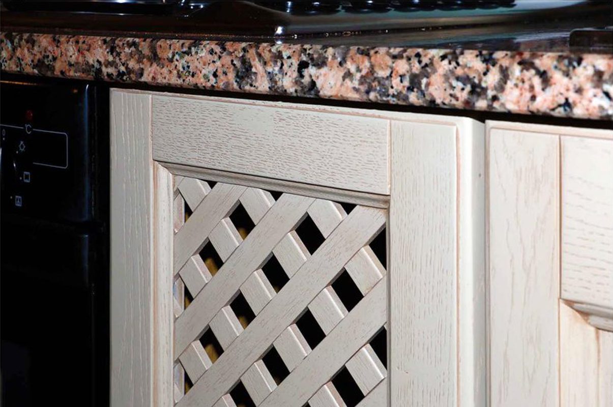 Il restyling di una cucina degli anni '90 può trasformarla completamente, aggiornandola con uno stile più moderno e funzionale. 92