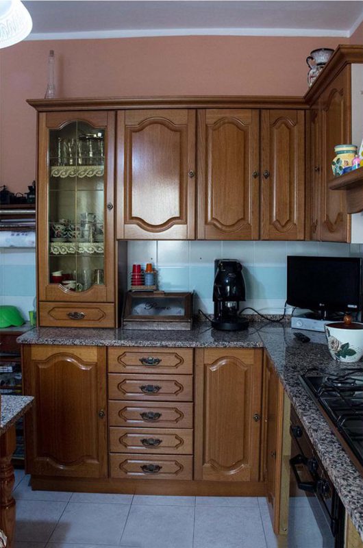 Il restyling di una cucina degli anni '90 può trasformarla completamente, aggiornandola con uno stile più moderno e funzionale. 87