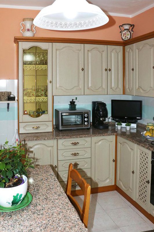Il restyling di una cucina degli anni '90 può trasformarla completamente, aggiornandola con uno stile più moderno e funzionale. 88