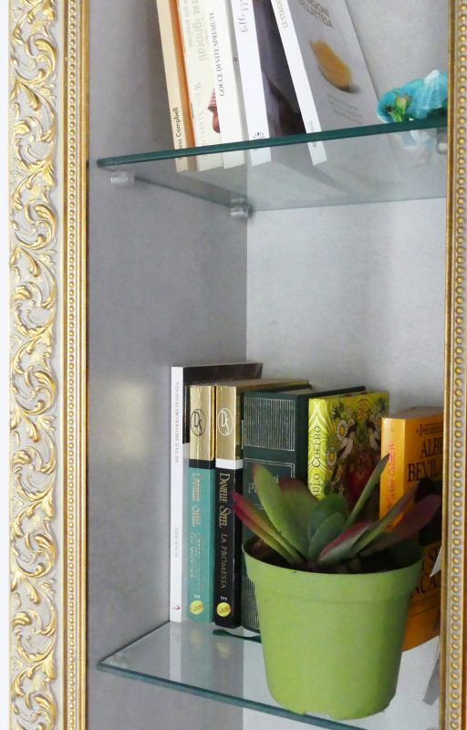 Libreria su misura incassata a muro: l'eleganza della personalizzazione con cornice dorata stilizzata 3