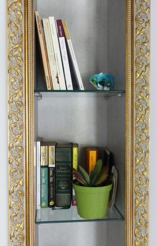 Libreria su misura incassata a muro: l'eleganza della personalizzazione con cornice dorata stilizzata 3 Libreria su misura incassata a muro: l'eleganza della personalizzazione con cornice dorata stilizzata 3