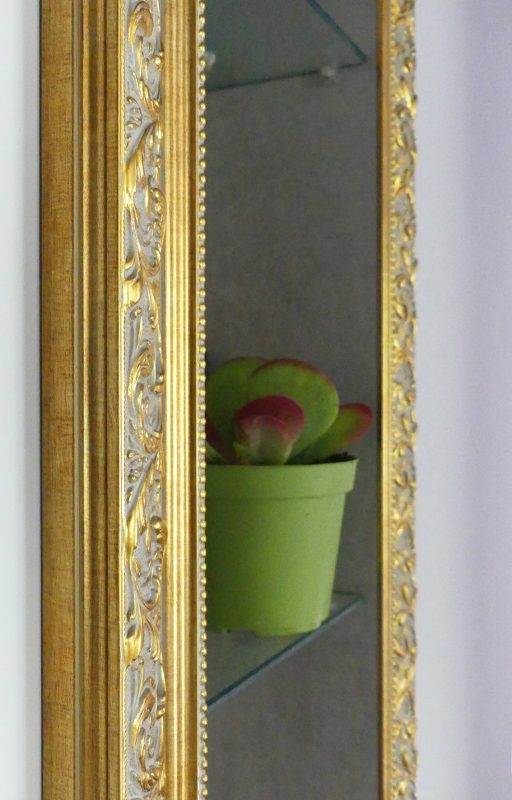 Libreria su misura incassata a muro: l'eleganza della personalizzazione con cornice dorata stilizzata 6 Libreria su misura incassata a muro: l'eleganza della personalizzazione con cornice dorata stilizzata 6