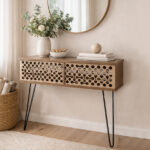 Consolle moderna con ante traforate e gambe hairpin