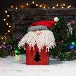 Scatola Lanterna Natalizia Rossa con Babbo Natale e Albero Intagliato